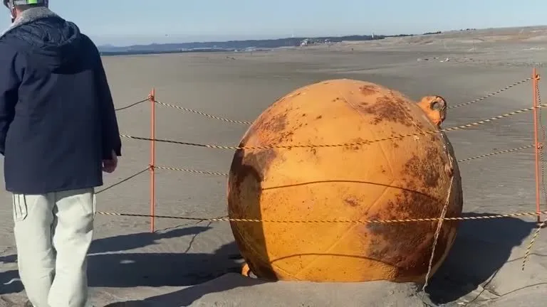 Esfera foi encontrada na praia em Hamamatsu.