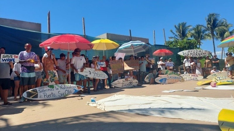 Locais fazem manifestação na praia.