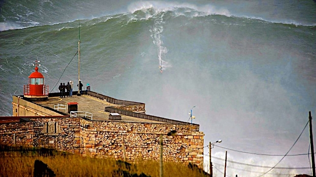 100 foot Wave, imagem Garret McNamara em Nazaré, Portugal, é foto icônica que redefine o esporte, segundo jornal The Guardian.