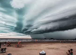Nuvem gigante avança em Peruíbe