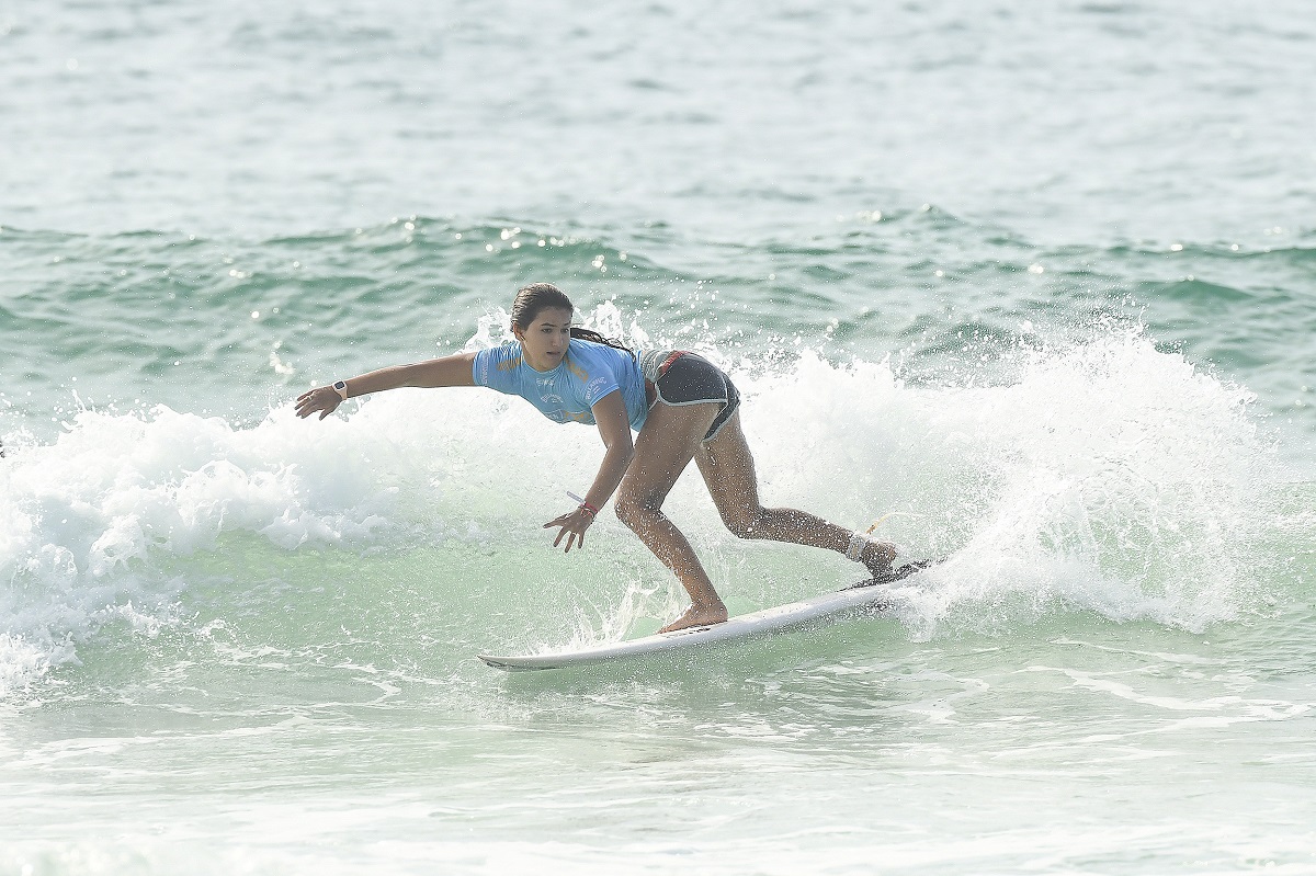 Sophia Medina marca recordes femininos nas ondas deste sábado.