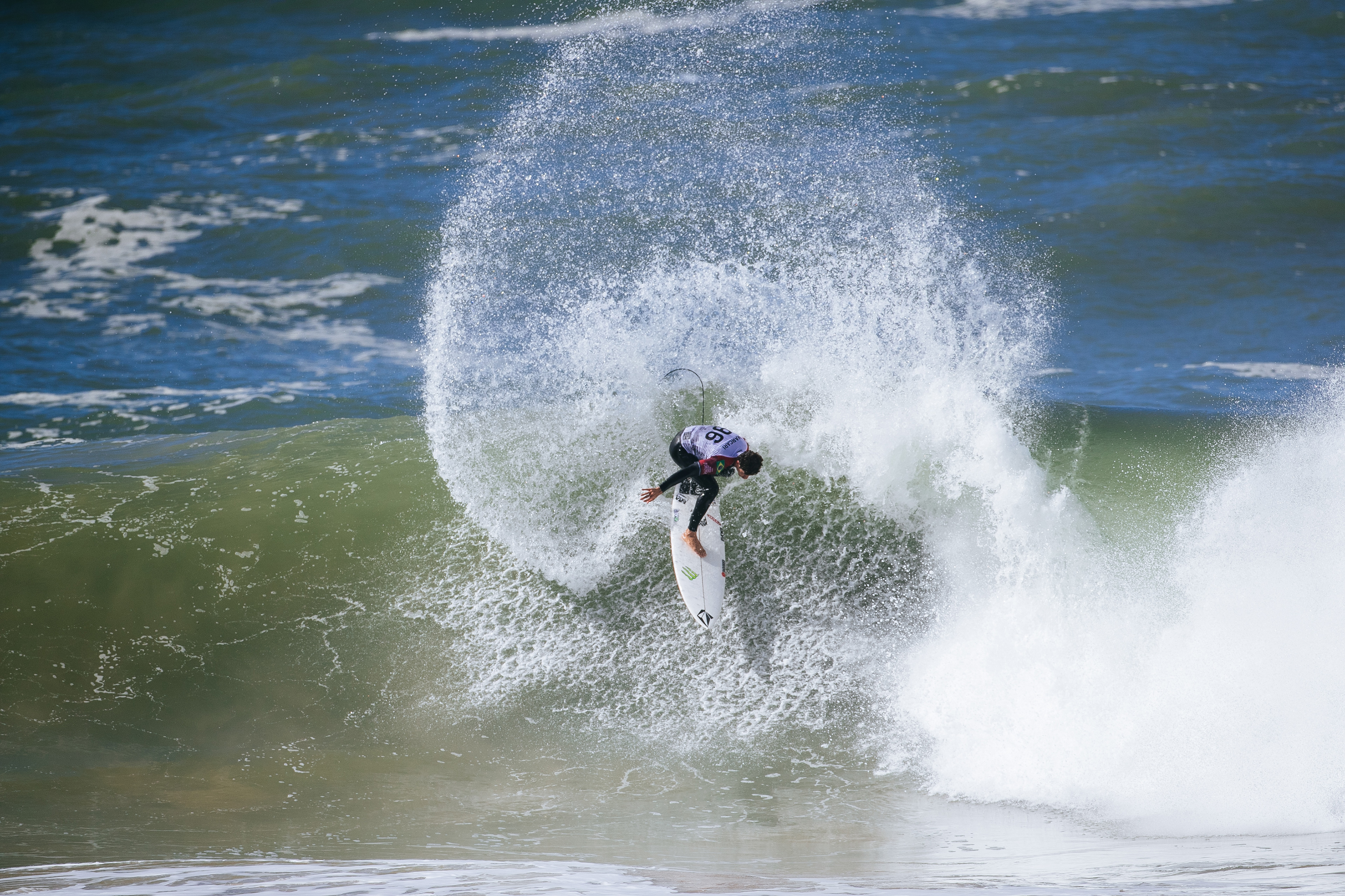 Yago Dora surfa muito, mas para na semifinal diante de Jack Robinson.