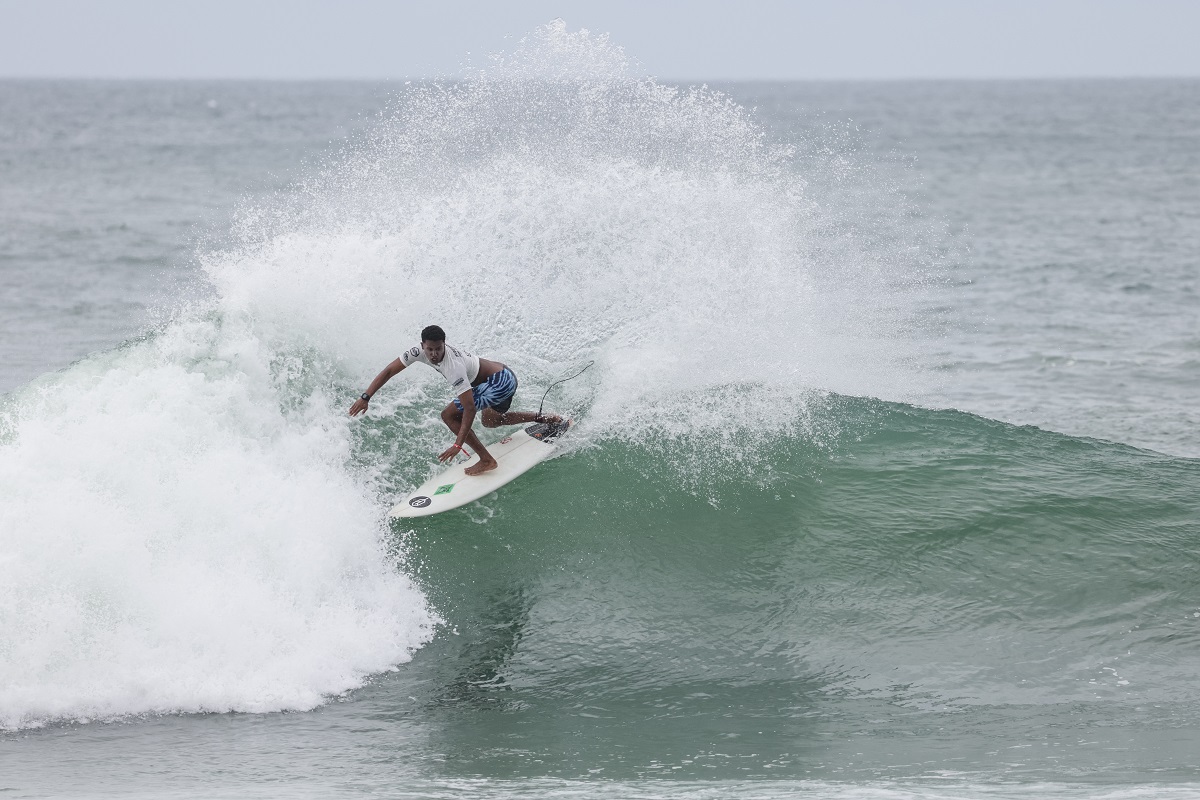 Cauã Costa está invicto na categoria Pro Junior do Saquarema Surf Festival.
