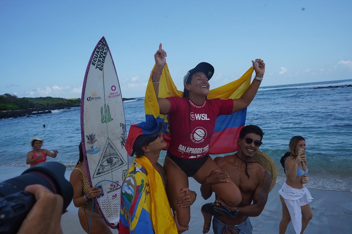 Dominic Barona festeja a primeira vitória do Equador em casa.