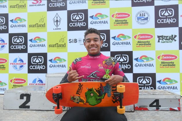 Esdras Moraes com simulador da Freak Surfskate, Circuito Surf Talentos Oceano, Praia do Silveira, Garopaba (SC). Foto: Marcio David.