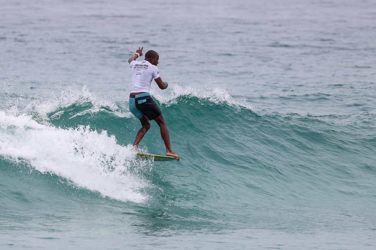 Jefson Silva faz os recordes da sexta-feira só de Longboard na Praia de Itaúna.