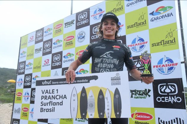 Ryan Martins, campeão Sub 18, Circuito Surf Talentos Oceano, Praia do Silveira, Garopaba (SC). Foto: Marcio David.