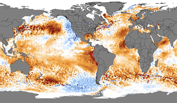 Mapa global com dados da Administração Nacional Oceânica e Atmosférica mostrando áreas em laranja e vermelho onde as temperaturas estiveram acima da média.