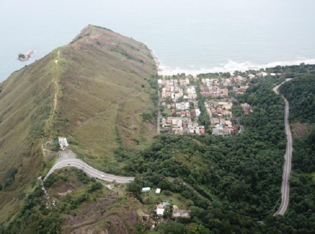 O condomínio Cap D’Antibes e a encosta (à esquerda). Foto enviada por moradores.