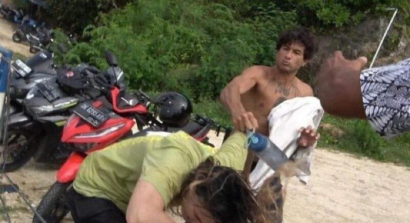 Momento em que a surfista Sara Taylor é agredida em Bali.