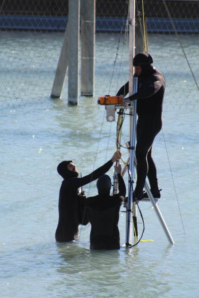 Pesquisadores equipam um aparato com câmeras e instrumentos para registrar as formas das ondas sob diferentes condições de vento no Surf Ranch.