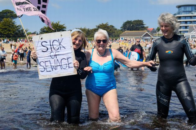 Protesto do Surfers Against Sweage, Reino Unido. Foto: Reprodução.