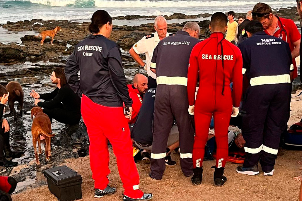 Equipe de salvamento de Jeffreys Bay atende ferido no ataque de tubarão.