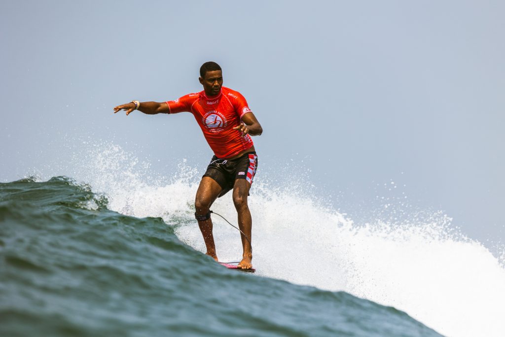 Carlos Bahia é destaque no primeiro dia do ISA World Longboard Championship 2023.