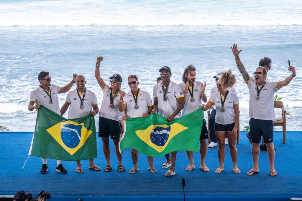 Time Brasil comemora vice-campeonato por equipes.