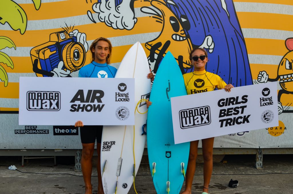 Lukas Camargo e Natália Gerena, vencedores das melhores manobras no Hang Loose Surf Attack, Pier de Mongaguá (SP).