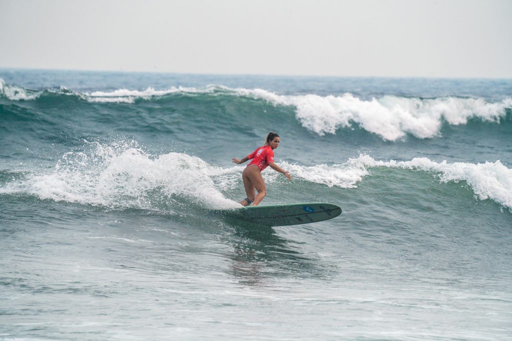 Chloé Calmon em ação no ISA World Longboard Championship 2023.