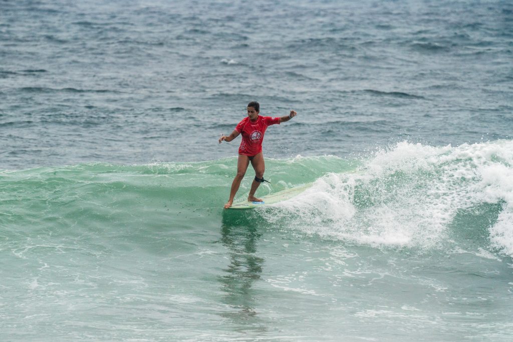 Chloé Calmon faz maior pontuação do ISA World Longboard Championship.