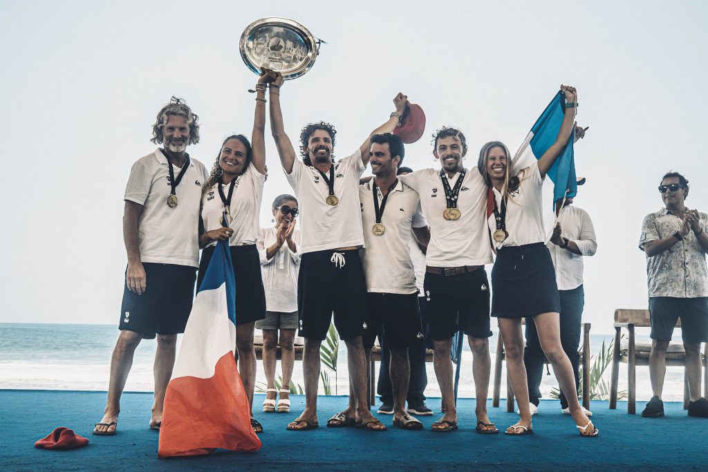 Seleção da França celebra título por equipes.