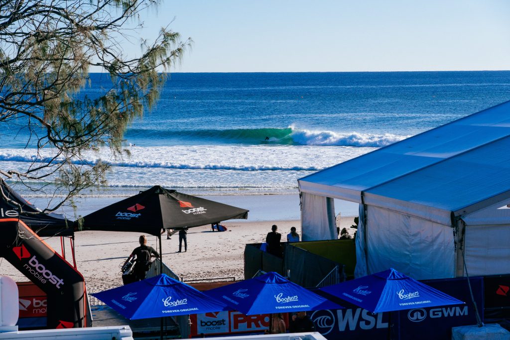 Extensas e perfeitas ondas de Snapper Rocks proporcionam o show na abertura do Gold Coast Pro 2023.