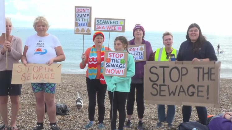 Protesto do Surfers Against Sweage, Reino Unido. Foto: Reprodução.