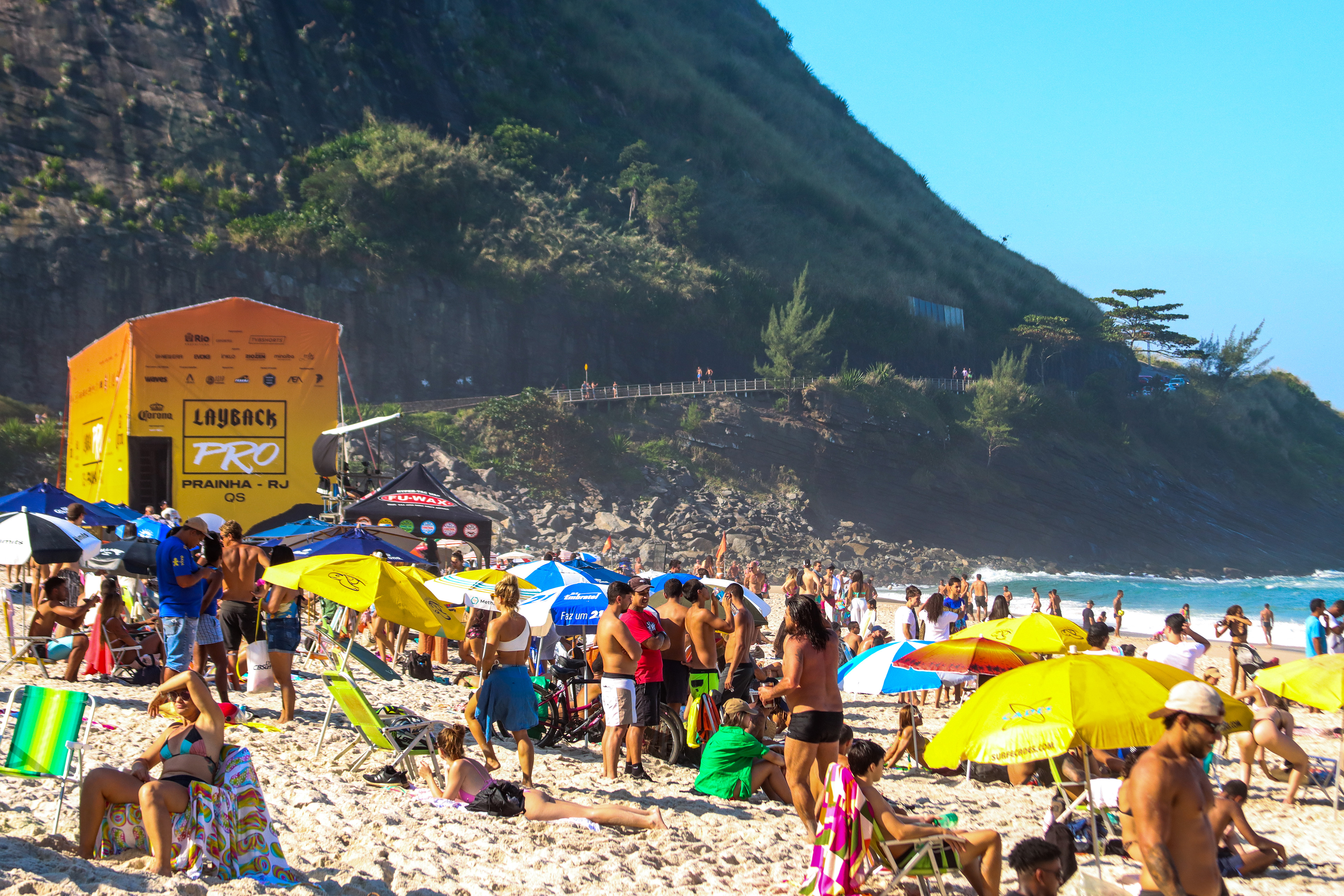 Praia cheia no segundo dia do LayBack Pro Prainha no Rio de Janeiro.