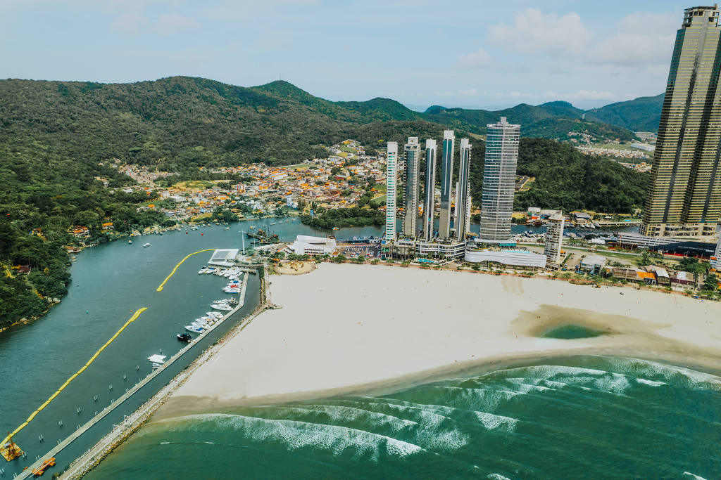 Imagem de novembro de 2021 de faixa de areia alargada da praia Central de Balneário Camboriú (SC). Área encolheu 70 metros.