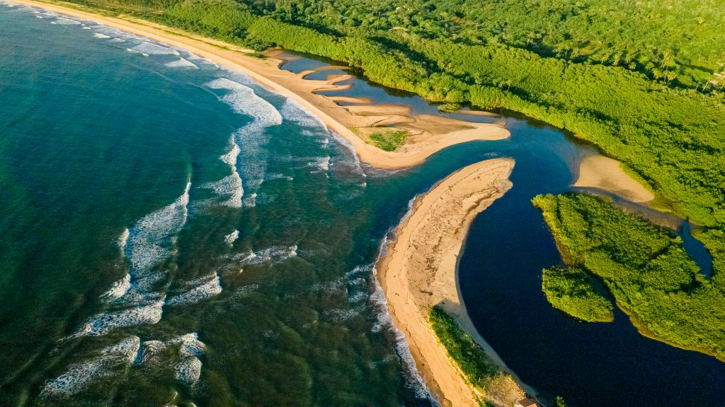 Praia de Mogiquiçaba, em Belmonte (BA), recebe etapa.