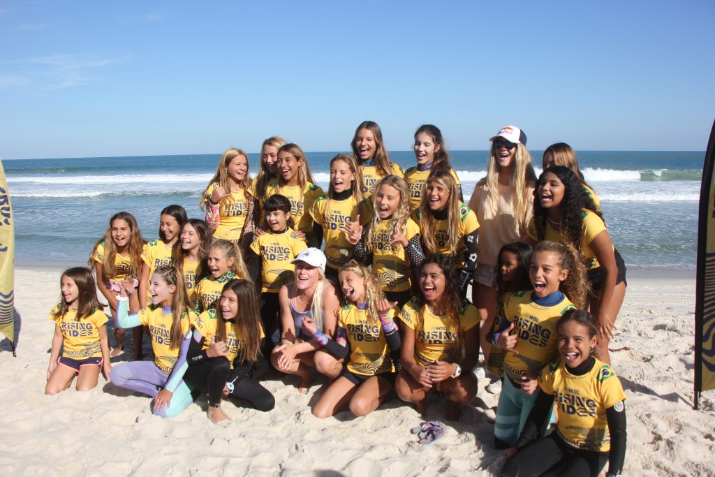 Meninas reunidas na Praia de Itaúna.