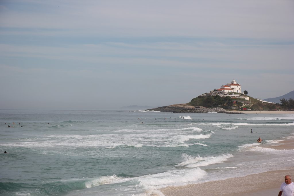 A praia de Itaúna é o palco do Rio Pro.