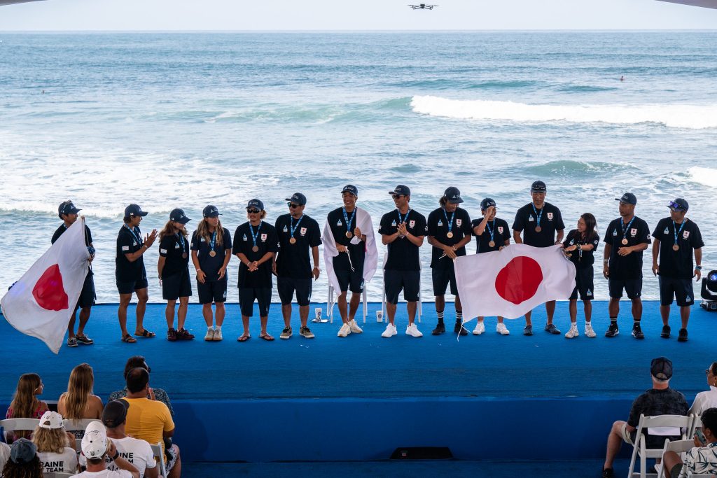 Equipe japonesa no pódio da ISA.