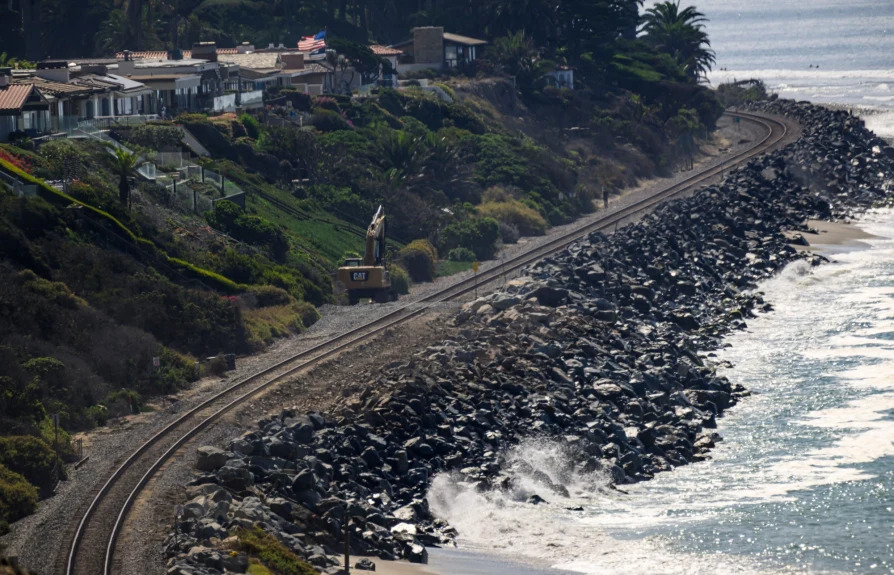 Linha férrea e pedras na costa de São Clemente, Califórnia (EUA).