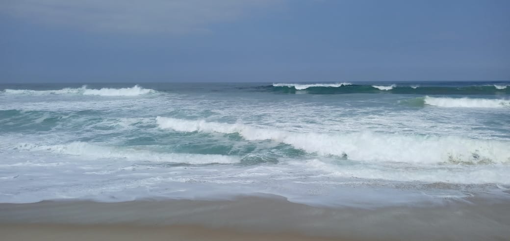 Maré meteorológica bate no muro da Praia da Macumba.