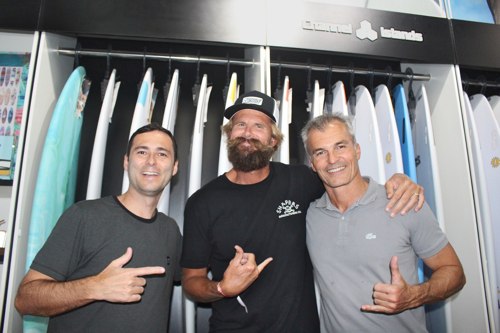 Britt Merrick, ao centro, com Rodrigo Silva e Christian Juchem na fábrica da SRS Surfboards.