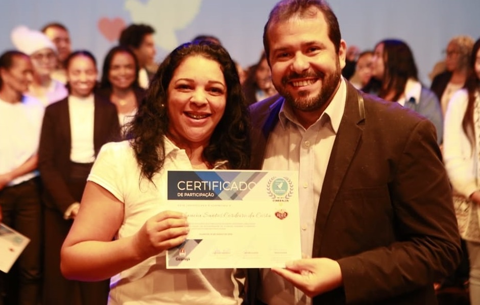 Glaucia da Costa com o tão sonhado certificado.