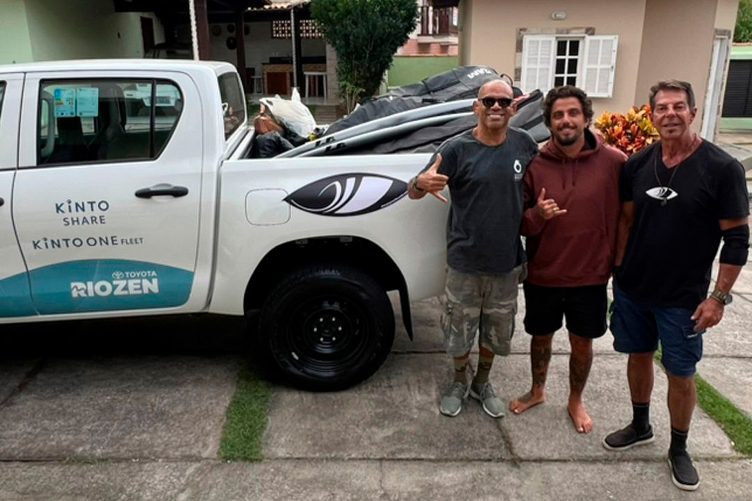 O empresário Julio Catarino e o representante da SharpEye no Brasil, Marcio Tubba, entregam os foguetes para Filipe Toledo em Saquarema.