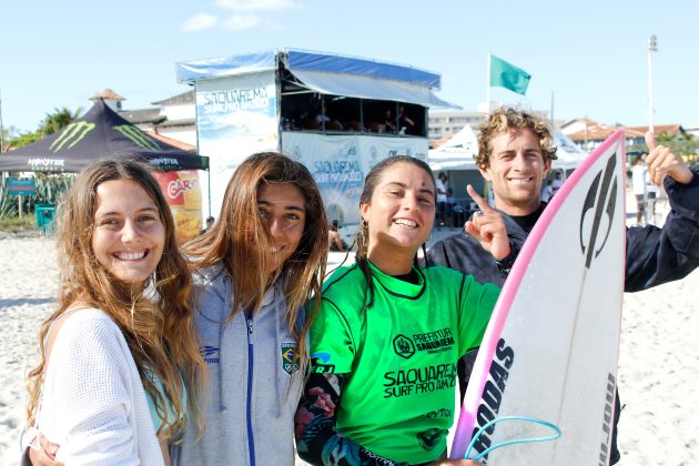 Catalina Mercere e amigos, Saquarema Surf Pro AM 2023, Point de Itaúna (RJ). Foto: Luciano Santos Paula.
