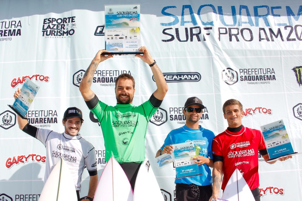 Theo Fresia, Lucas Silveira, Facundo Arreys e Daniel Templar no pódio masculino do Saquarema Surf Pro AM 2023.