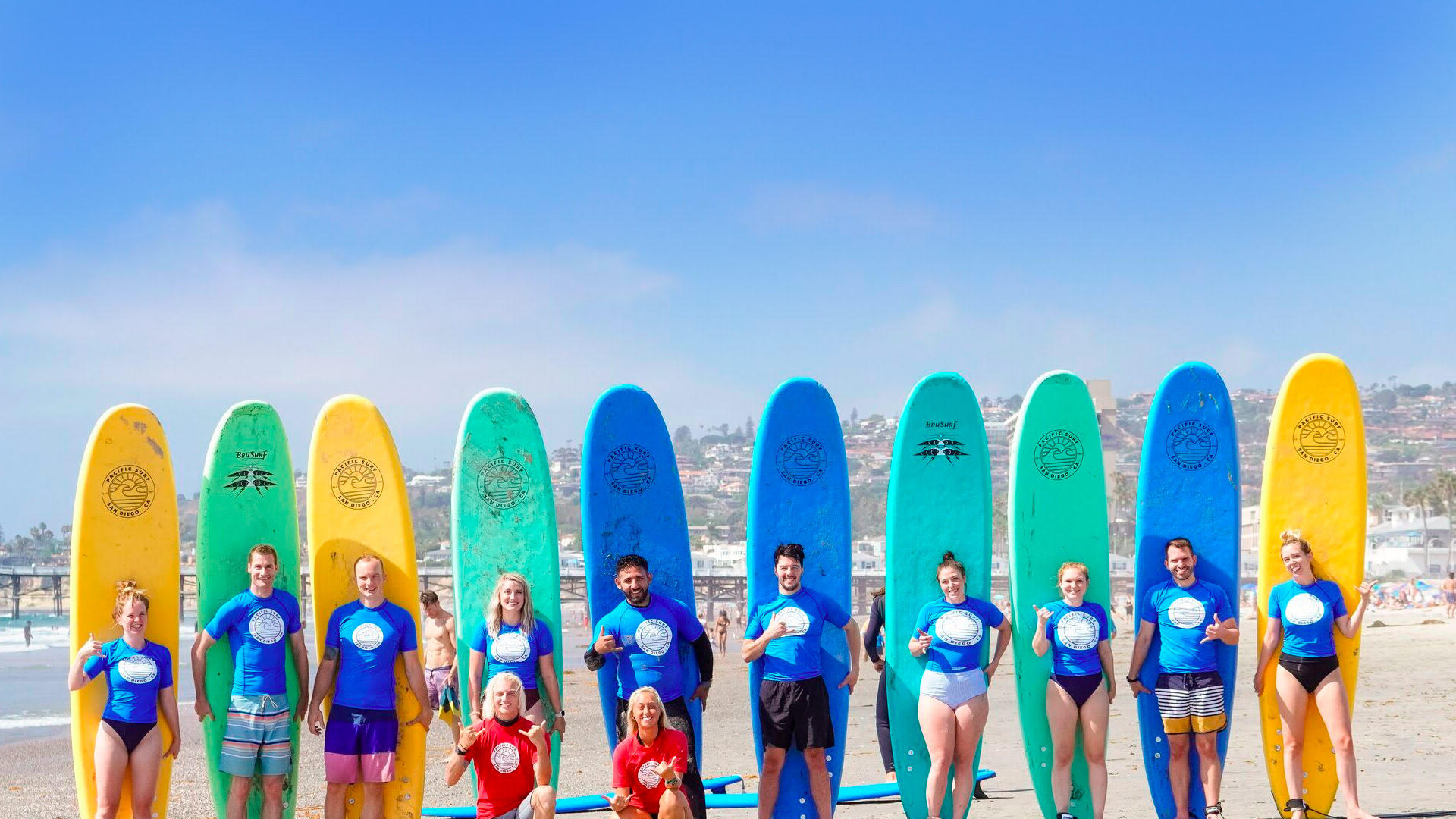 Pacific Surf School está contratando instrutores do Brasil.