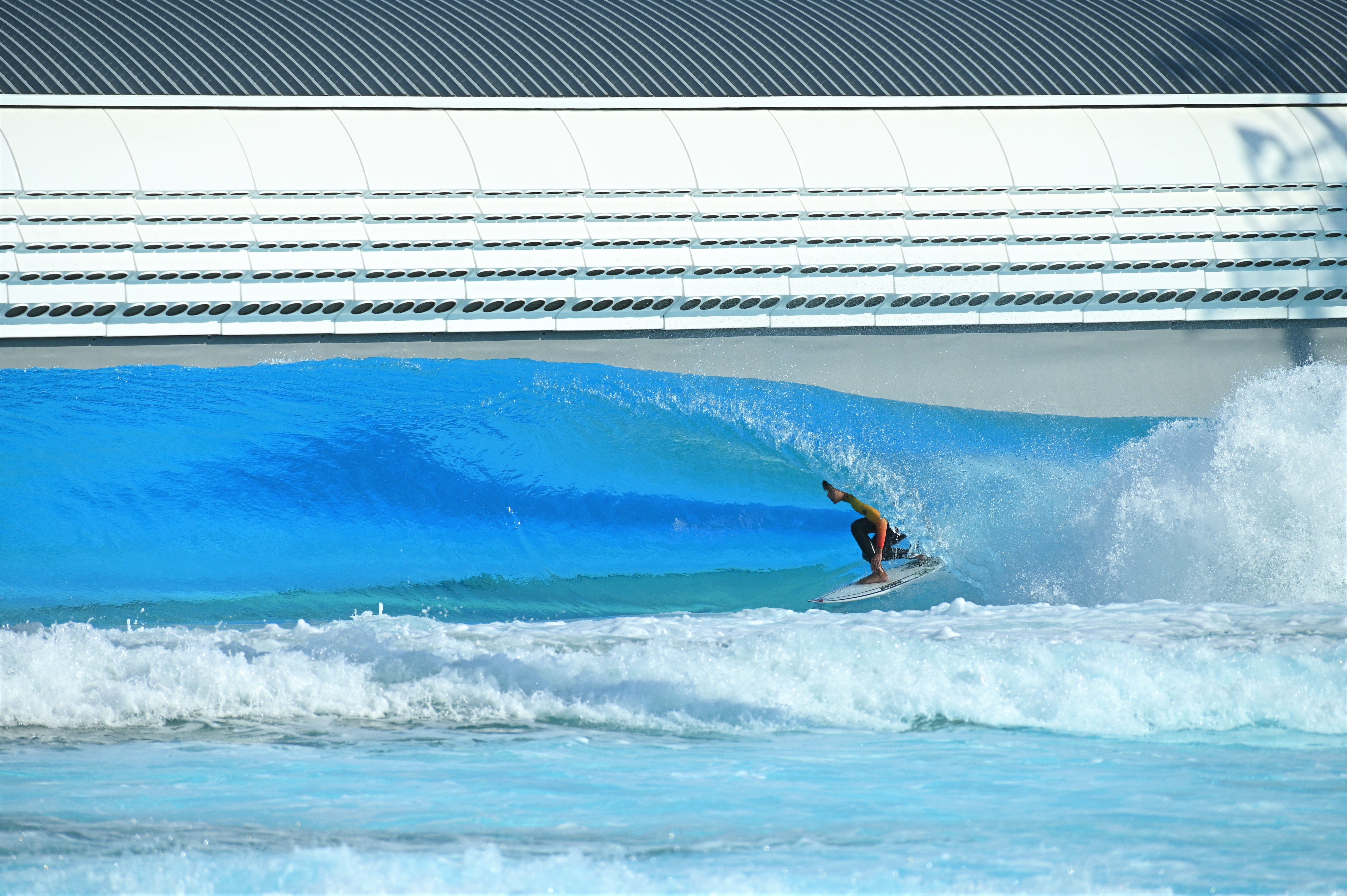 Surfland Brasil vende sessões de surfe em Garopaba.