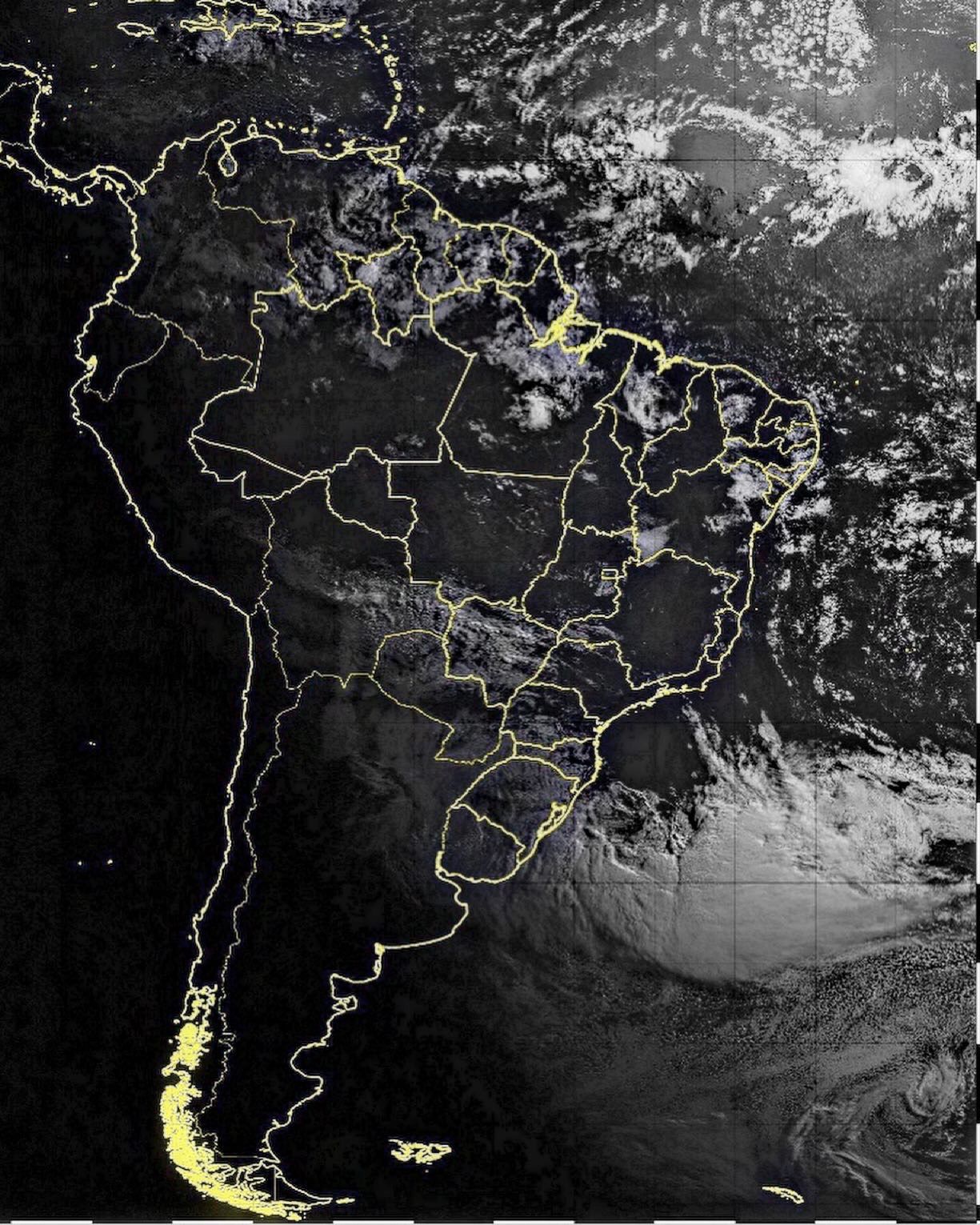 Imagens do Ciclone Extratropical de quarta e quinta mostram o “olho”, centro de baixa pressão junto a costa do Rio Grande do Sul e subindo para Santa Catarina. O vento Sul derrubou muitas arvores em todo o litoral gaúcho.