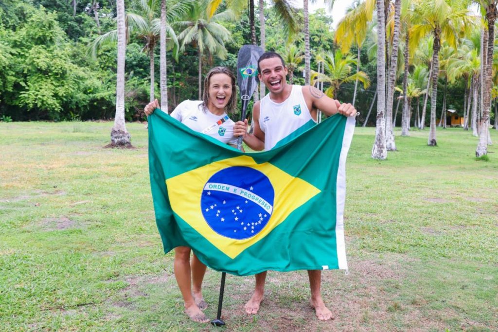 Lena Guimarães e David Leão comemoram medalhas.