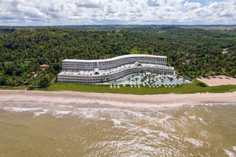 Resort Oikos Maragogi fica na Praia do Camacho e sua construção é inspirada no formato das ondas do mar.