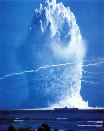 Explosão nuclear subaquática provoca ondas de choque. Foto: Reprodução.