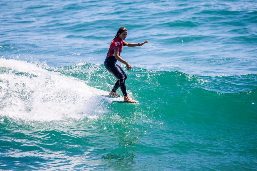 Chloé Calmon desfila no pranchão nas ondas de Huntington Beach.