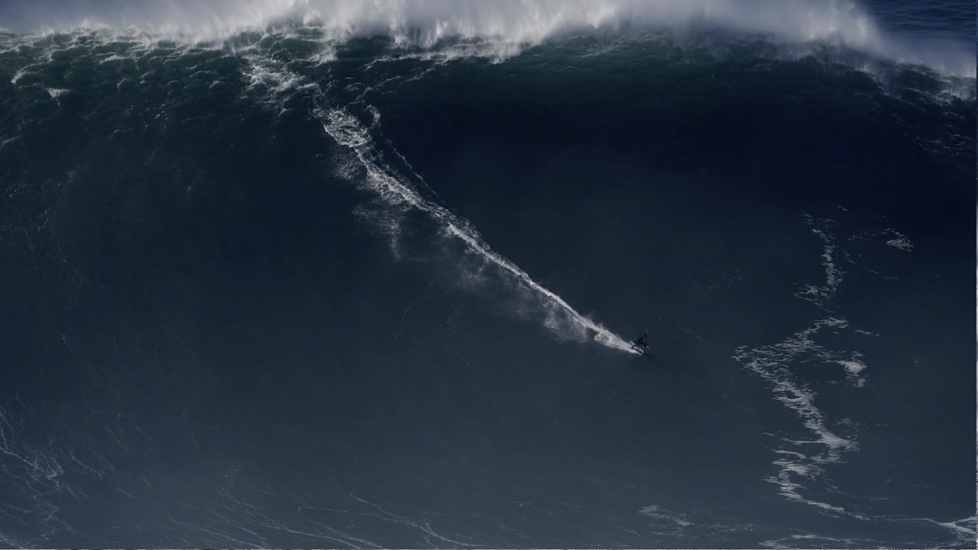Sebastian Steudtner bate o recorde de maior onda já surfada até hoje em Nazaré – 29-10-2020.