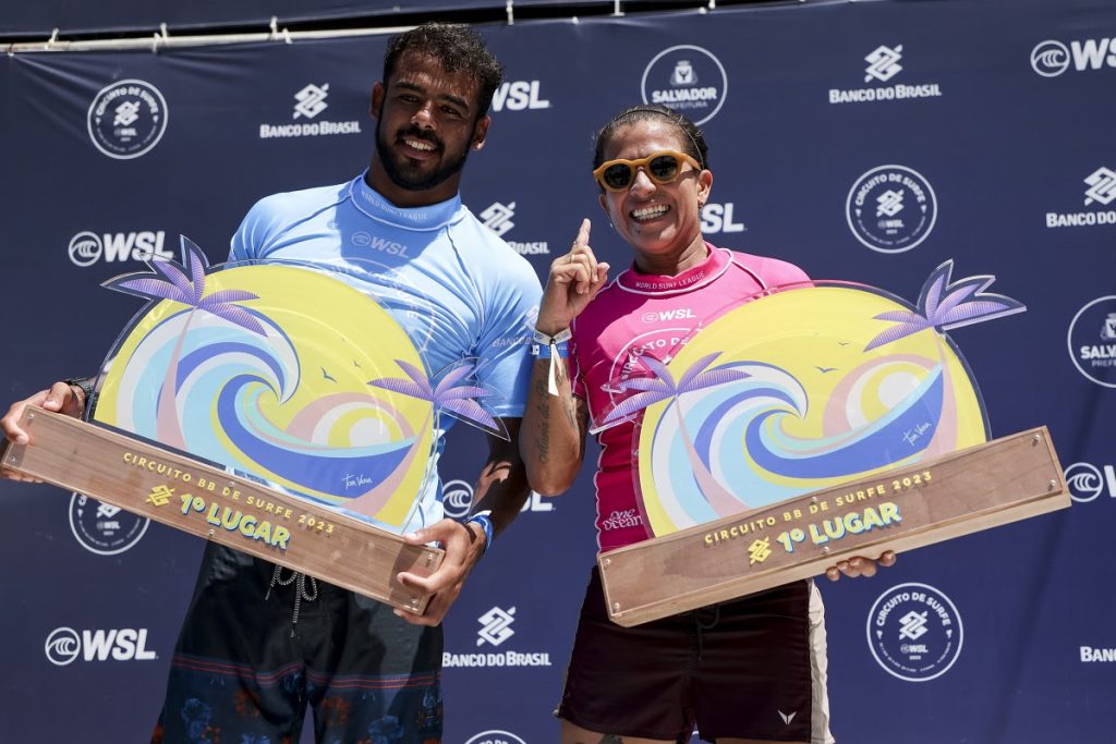 Edgard Groggia e Silvana Lima com os troféus das vitórias no QS 3000 da Bahia.