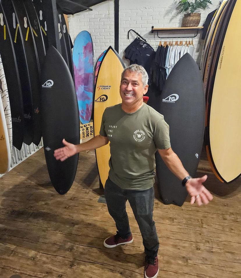 Fábio Gouveia é novo parceiro da Power Light, fábrica de pranchas da Magic Surf.