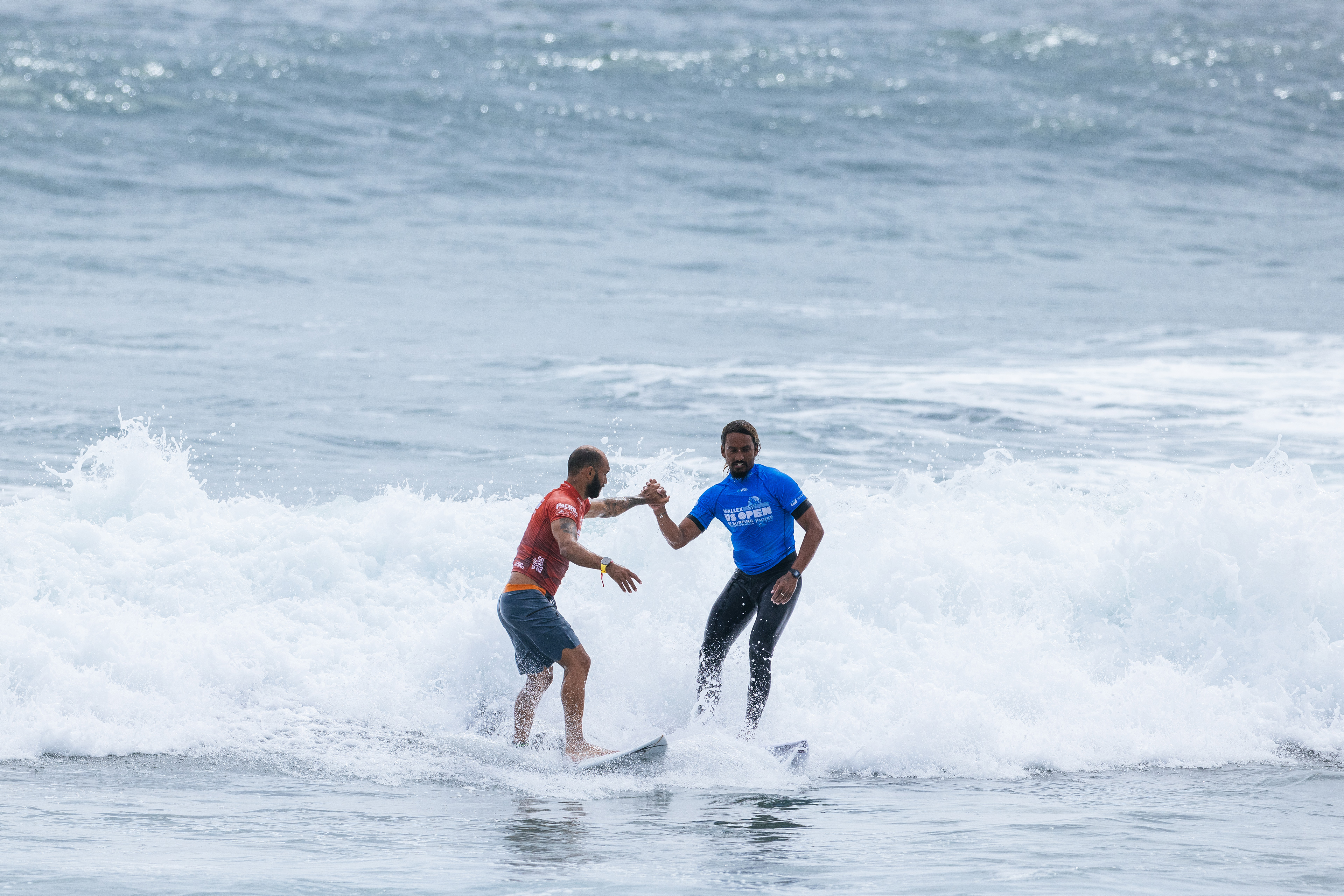 Jadson André e Carlos Muñoz saem do mar na mesma onda em Huntington Beach.