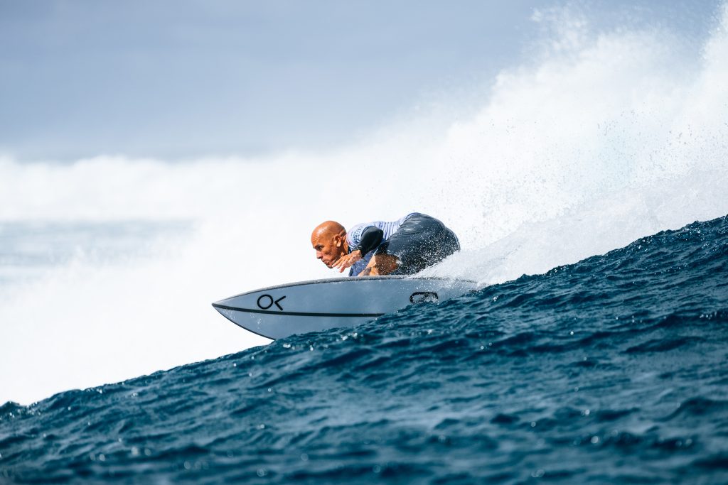 Kelly Slater em ação nas ondas de Teahupoo.